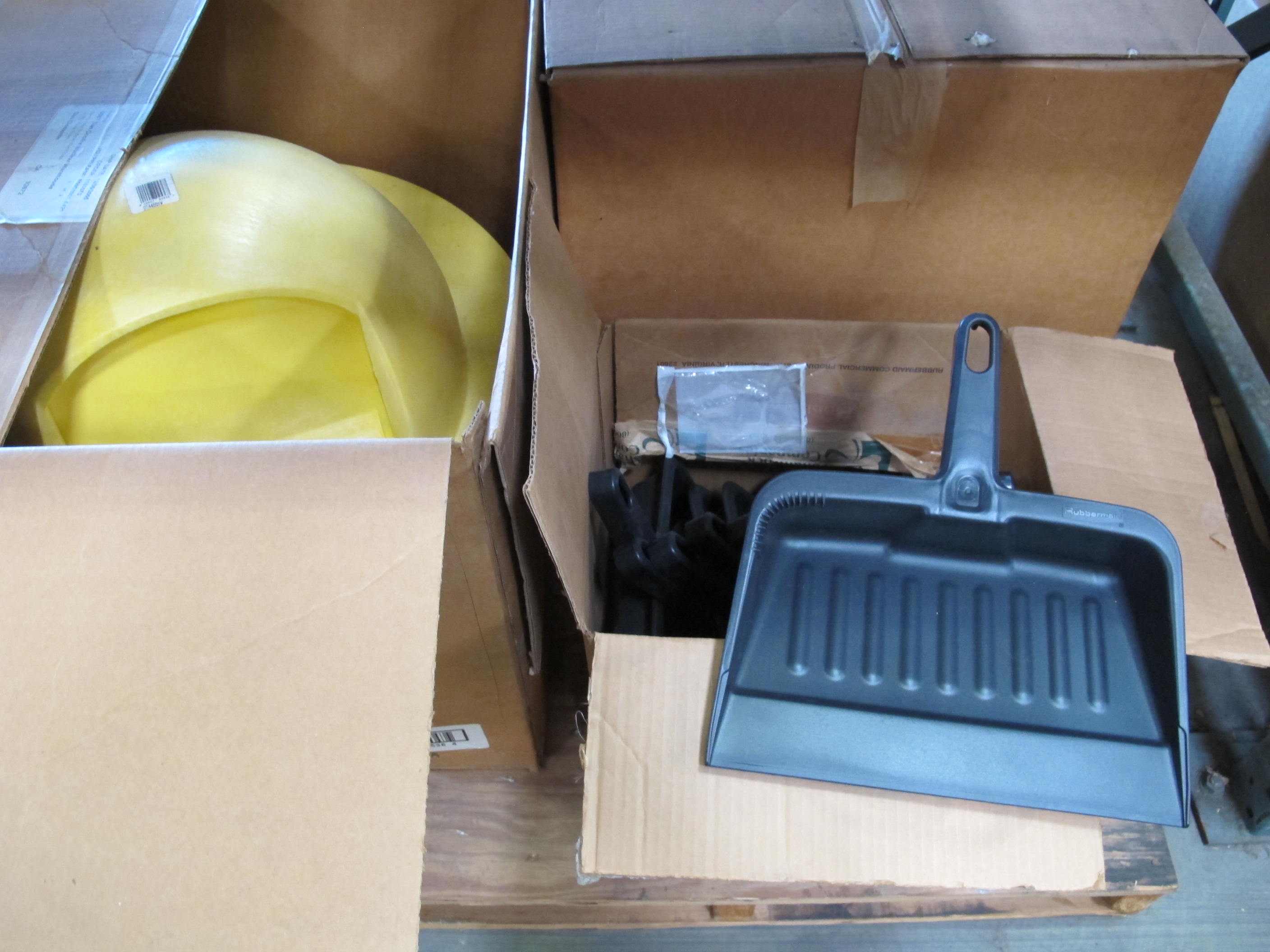 LOT TO INCLUDE: (20) PURELL HAND SANITIZER, (32) HAND SOAP, HAND GREASE CLEANER, (20) BIG BLU LEAK DETECTOR, TRASH CAN LIDS, DUST PANS, EMPTY SPRAY BOTTLES. LOADING & HANDLING FEE $15-4200